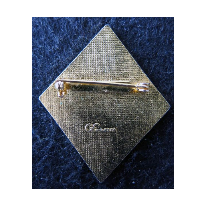64° RI : insigne métallique du 64° régiment d'infanterie de fabrication GF en émail