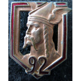 92° RI : insigne métallique du 92° régiment d'infanterie de fabrication Drago Paris H. 112 cuivré en émail