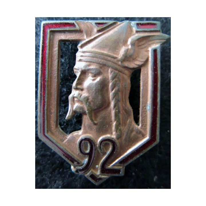 92° RI : insigne métallique du 92° régiment d'infanterie de fabrication Drago Paris H. 112 cuivré en émail