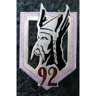 92° RI : 92° régiment d''infanterie de fabrication (A.B) poinçon 30 mm en émail listel violet