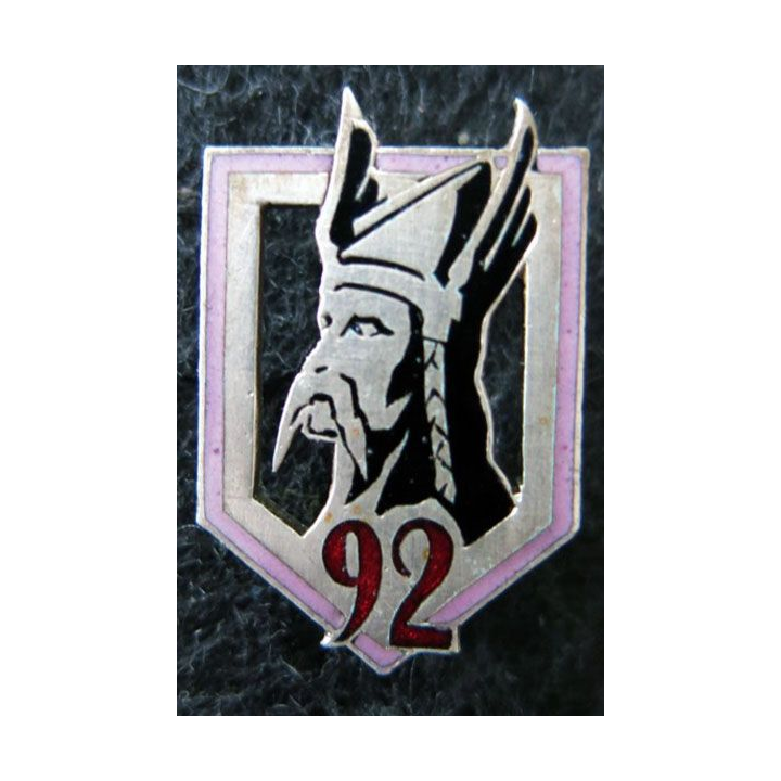 92° RI : 92° régiment d''infanterie de fabrication (A.B) poinçon 30 mm en émail listel violet
