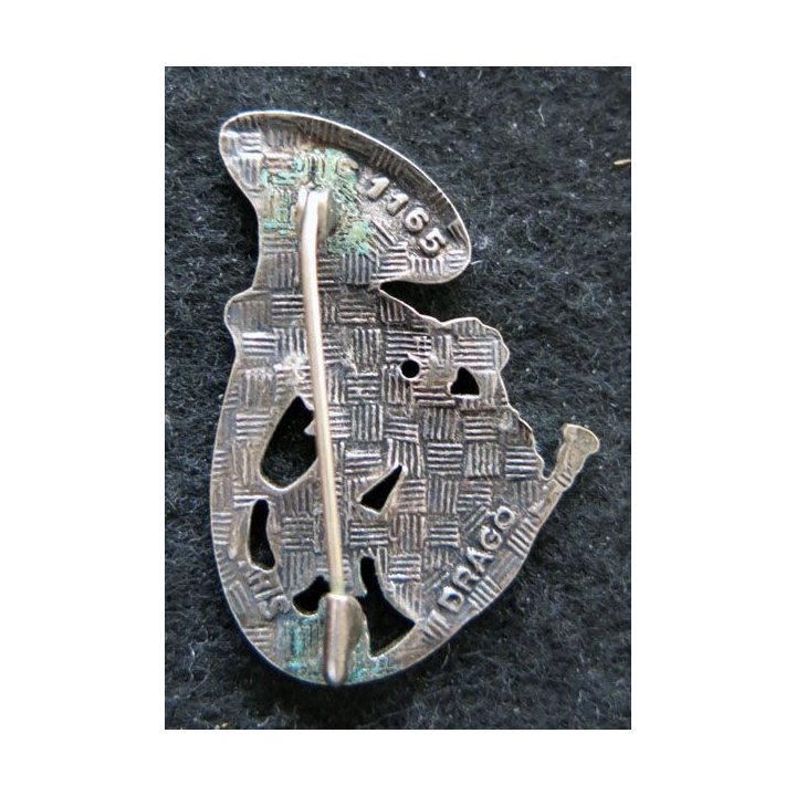 16° GCP : insigne du 16° groupe de chasseurs portés de fabrication Drago Paris G. 1165 épingle à bascule