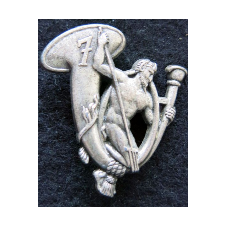 7° BCA : insigne métallique du 7° bataillon de chasseurs alpins de fabrication Drago Paris dos plat