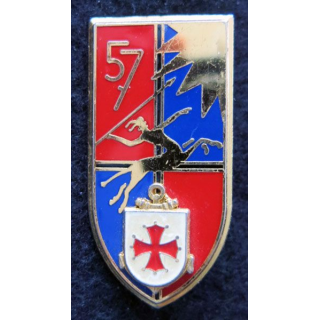 57° RA : insigne métallique du 57° régiment d'artillerie de fabrication Delsart G. 2415 blason en relief