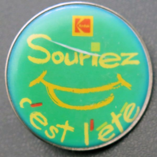 PIN'S : Souriez c'est l'été de diamètre 4 cm