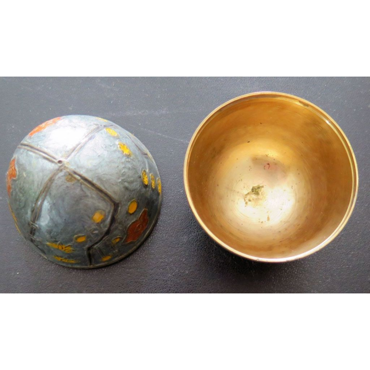 OEUF EN METAL hauteur 9 cm et dimaètre 6,5 cm émaillée
