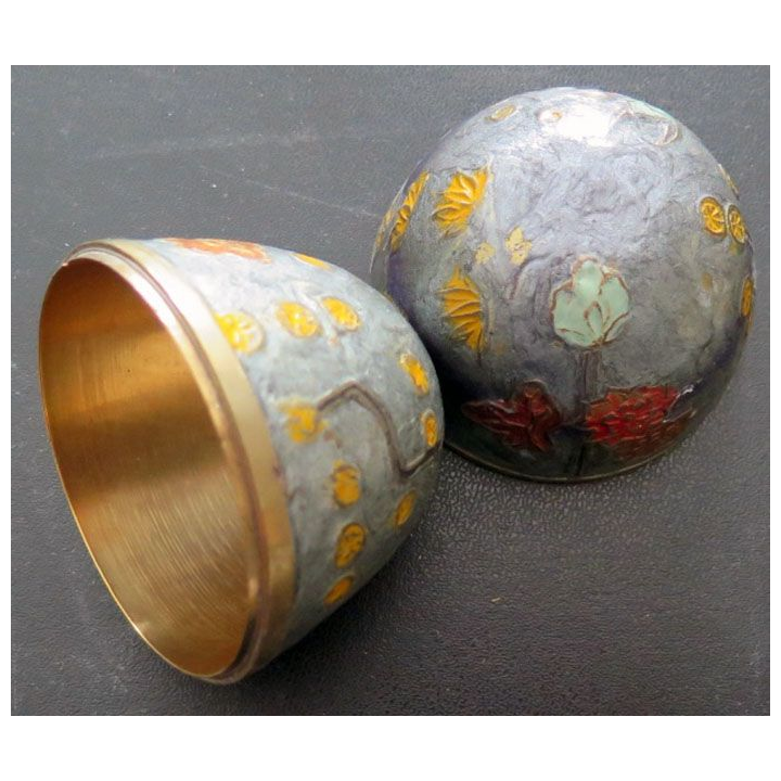 OEUF EN METAL hauteur 9 cm et dimaètre 6,5 cm émaillée