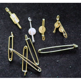 MILITARIA : lot de 13 épingles en laiton de dimensions variées