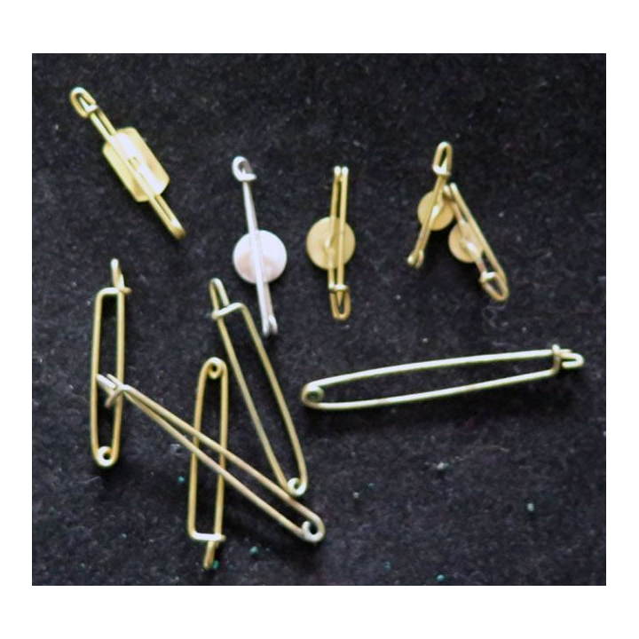 MILITARIA : lot de 13 épingles en laiton de dimensions variées
