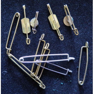 MILITARIA : lot de 13 épingles en laiton de dimensions variées