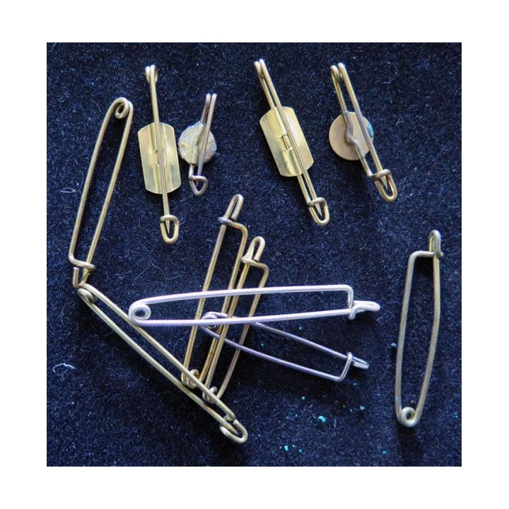 MILITARIA : lot de 13 épingles en laiton de dimensions variées