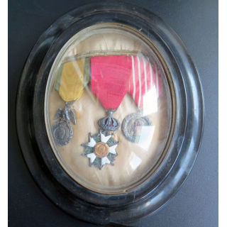 cadre de 3 décorations de Napoléon III  MM LH de la campagne italie