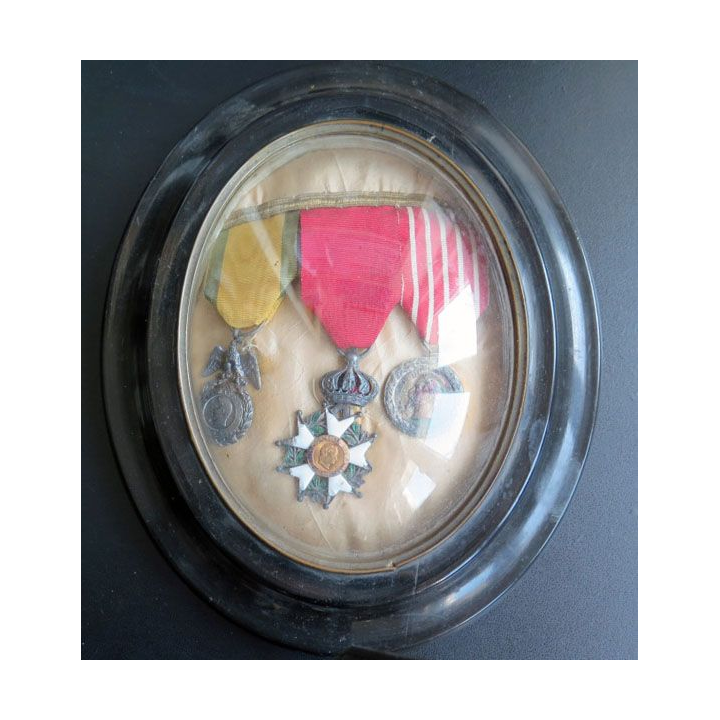cadre de 3 décorations de Napoléon III  MM LH de la campagne italie