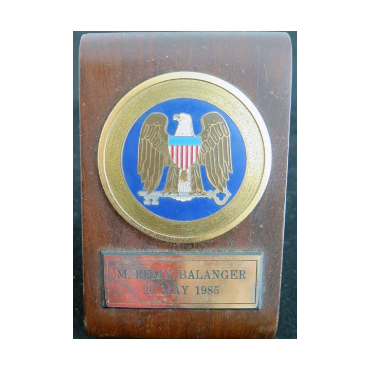 USA : Plaque de la NSA sur bois remise à M. remy Balanger le 20 mai 1985