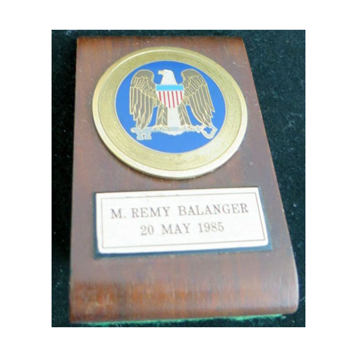 USA : Plaque de la NSA sur bois remise à M. remy Balanger le 20 mai 1985