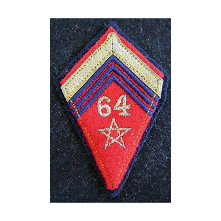 LOSANGE DE BRAS MODÈLE 45 : sergent du 64° régiment d'artillerie