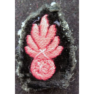 SOUTACHE : insigne de col reporésentant une grenade rouge en fil rouge épais hauteur 3 cm