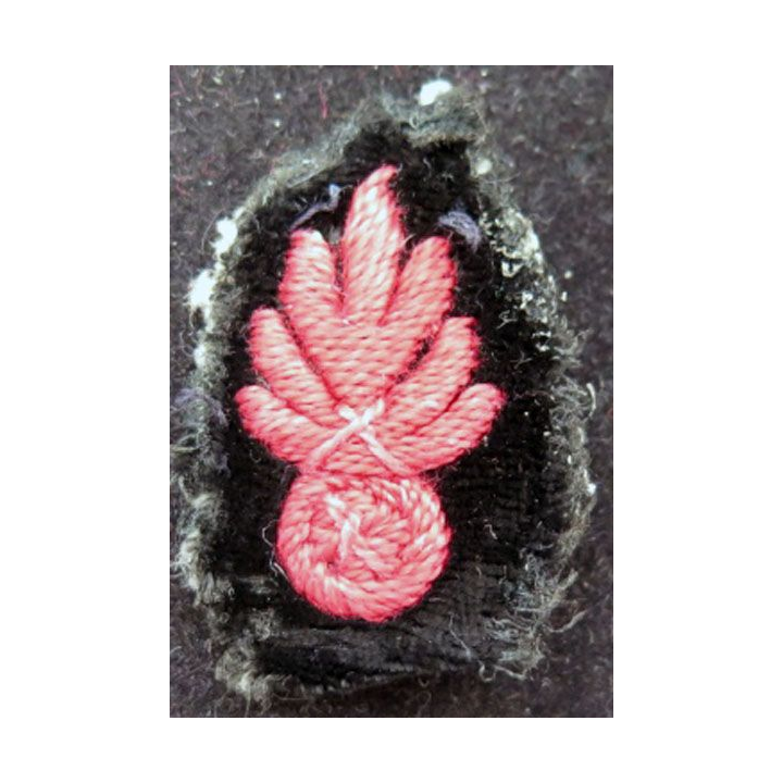 SOUTACHE : insigne de col reporésentant une grenade rouge en fil rouge épais hauteur 3 cm