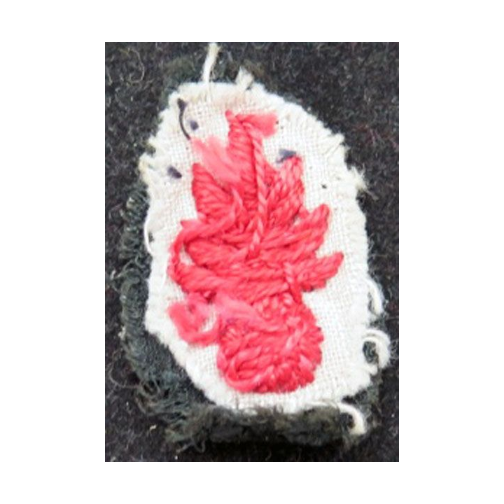 SOUTACHE : insigne de col reporésentant une grenade rouge en fil rouge épais hauteur 3 cm
