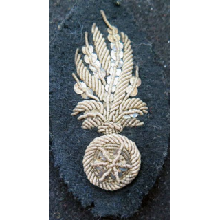 SOUTACHE : insigne de col reporésentant une grenade en cannetille fils d'or hauteur 4,5 cm