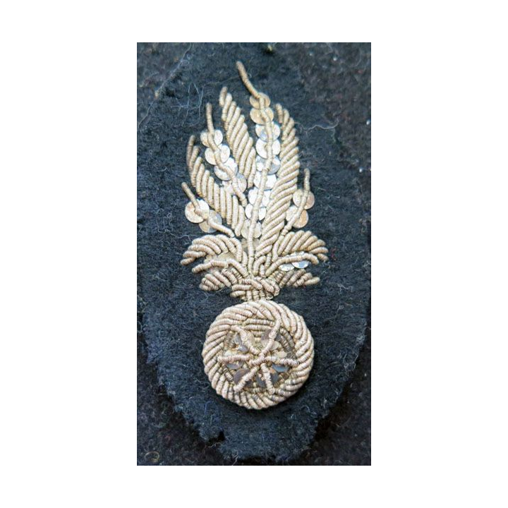 SOUTACHE : insigne de col reporésentant une grenade en cannetille fils d'or hauteur 4,5 cm