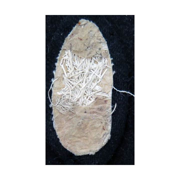 SOUTACHE : insigne de col reporésentant une grenade en cannetille fils d'or hauteur 4,5 cm