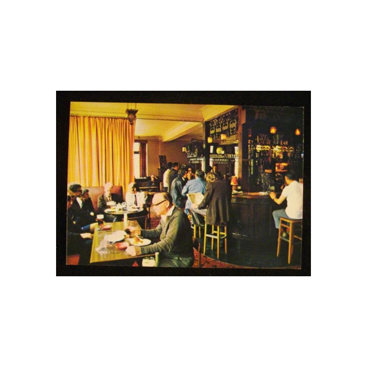 ANGLETERRE : INTÉRIEUR D'UN PUB