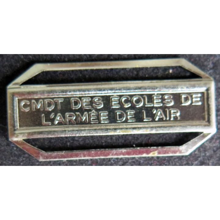 Barrette " CMDT DES ÉCOLES DE L'ARMÉE DE L'AIR " en métal argenté