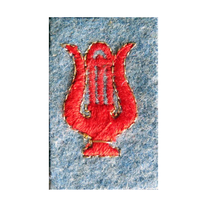 Tenue bleue horizon 1914-1918 : insigne de manche de musique rouge